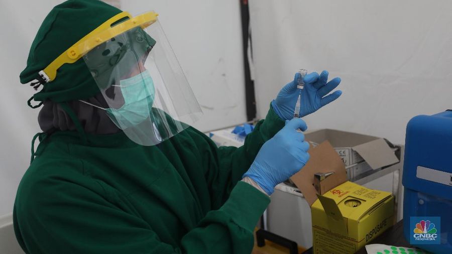 Petugas menyuntikkan vaksin COVID-19 produksi Sinovac kepada tenaga kesehatan berusia lanjut saat kegiatan vaksinasi massal dosis pertama di Puskesmas Kecamatan Kramat Jati, Jakarta, Senin (8/2/2021). Kementerian Kesehatan (Kemenkes) memulai vaksinasi tenaga kesehatan di atas 60 tahun setelah Badan Pengawas Obat dan Makanan (BPOM) mengeluarkan izin penggunaan vaksin tersebut untuk lansia. (CNBC Indonesia/Andrean Kristianto)