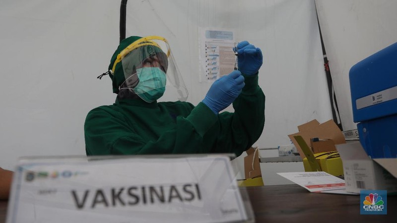 Petugas menyuntikkan vaksin COVID-19 produksi Sinovac kepada tenaga kesehatan berusia lanjut saat kegiatan vaksinasi massal dosis pertama di Puskesmas Kecamatan Kramat Jati, Jakarta, Senin (8/2/2021). Kementerian Kesehatan (Kemenkes) memulai vaksinasi tenaga kesehatan di atas 60 tahun setelah Badan Pengawas Obat dan Makanan (BPOM) mengeluarkan izin penggunaan vaksin tersebut untuk lansia. (CNBC Indonesia/Andrean Kristianto)