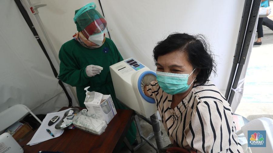 Petugas menyuntikkan vaksin COVID-19 produksi Sinovac kepada tenaga kesehatan berusia lanjut saat kegiatan vaksinasi massal dosis pertama di Puskesmas Kecamatan Kramat Jati, Jakarta, Senin (8/2/2021). Kementerian Kesehatan (Kemenkes) memulai vaksinasi tenaga kesehatan di atas 60 tahun setelah Badan Pengawas Obat dan Makanan (BPOM) mengeluarkan izin penggunaan vaksin tersebut untuk lansia. (CNBC Indonesia/Andrean Kristianto)