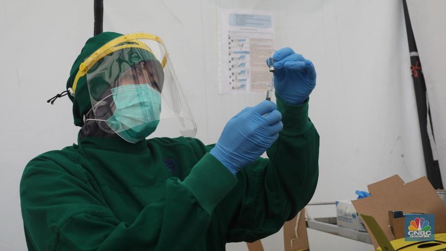 Petugas menyuntikkan vaksin COVID-19 produksi Sinovac kepada tenaga kesehatan berusia lanjut saat kegiatan vaksinasi massal dosis pertama di Puskesmas Kecamatan Kramat Jati, Jakarta, Senin (8/2/2021). Kementerian Kesehatan (Kemenkes) memulai vaksinasi tenaga kesehatan di atas 60 tahun setelah Badan Pengawas Obat dan Makanan (BPOM) mengeluarkan izin penggunaan vaksin tersebut untuk lansia. (CNBC Indonesia/Andrean Kristianto)