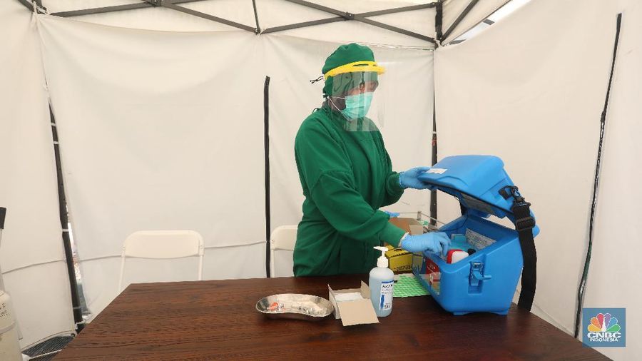 Petugas menyuntikkan vaksin COVID-19 produksi Sinovac kepada tenaga kesehatan berusia lanjut saat kegiatan vaksinasi massal dosis pertama di Puskesmas Kecamatan Kramat Jati, Jakarta, Senin (8/2/2021). Kementerian Kesehatan (Kemenkes) memulai vaksinasi tenaga kesehatan di atas 60 tahun setelah Badan Pengawas Obat dan Makanan (BPOM) mengeluarkan izin penggunaan vaksin tersebut untuk lansia. (CNBC Indonesia/Andrean Kristianto)