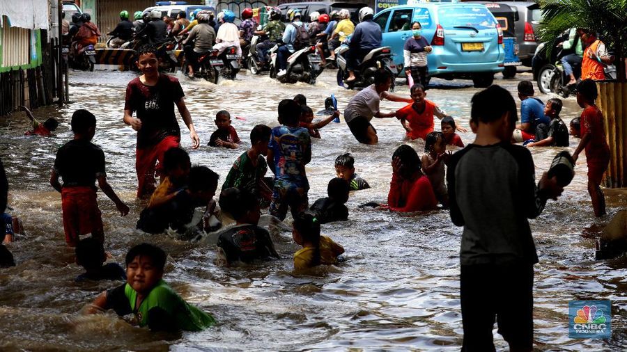 Tim SAR mengevakuasi warga yang terjebak banjir di kampung Kebon Pala, Jakarta, Senin (8/2/2021). (վ/Tri Susilo)