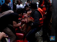 Momen Dramatis Evakuasi Lansia Terdampak Banjir di Kebon Pala