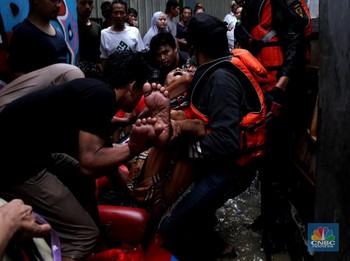Momen Dramatis Evakuasi Lansia Terdampak Banjir di Kebon Pala