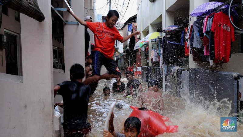 Tim SAR mengevakuasi warga yang terjebak banjir di kampung Kebon Pala, Jakarta, Senin (8/2/2021). (CNBC Indonesia/Tri Susilo)
