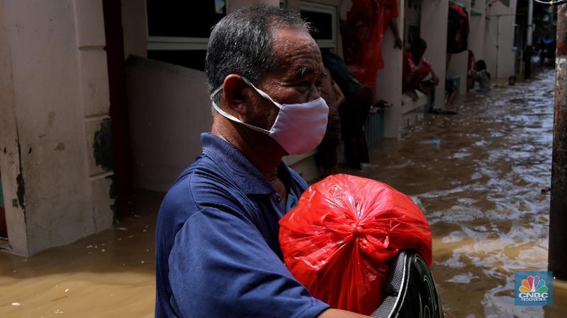 Tim SAR mengevakuasi warga yang terjebak banjir di kampung Kebon Pala, Jakarta, Senin (8/2/2021). (CNBC Indonesia/Tri Susilo)