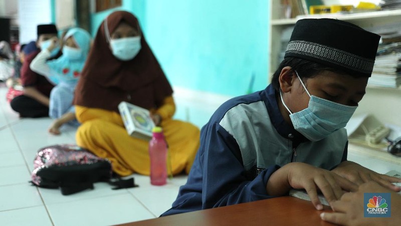 Kegiatan belajar Agama di tengah PPKM mikro Jakarta (CNBC Indonesia/Tri Susilo)