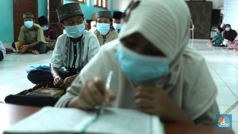 Kegiatan belajar Agama di tengah PPKM mikro Jakarta (CNBC Indonesia/Tri Susilo)