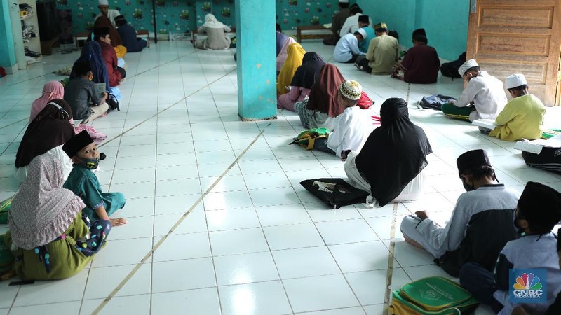 Kegiatan belajar Agama di tengah PPKM mikro Jakarta (CNBC Indonesia/Tri Susilo)