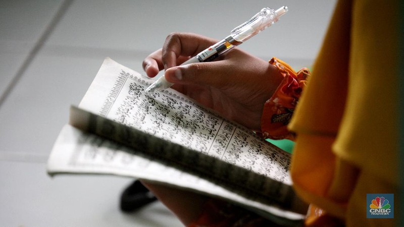 Kegiatan belajar Agama di tengah PPKM mikro Jakarta (CNBC Indonesia/Tri Susilo)