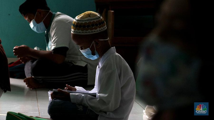 Kegiatan belajar Agama di tengah PPKM mikro Jakarta (CNBC Indonesia/Tri Susilo)