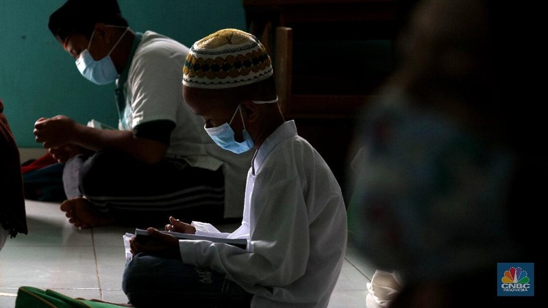 Kegiatan belajar Agama di tengah PPKM mikro Jakarta (CNBC Indonesia/Tri Susilo)