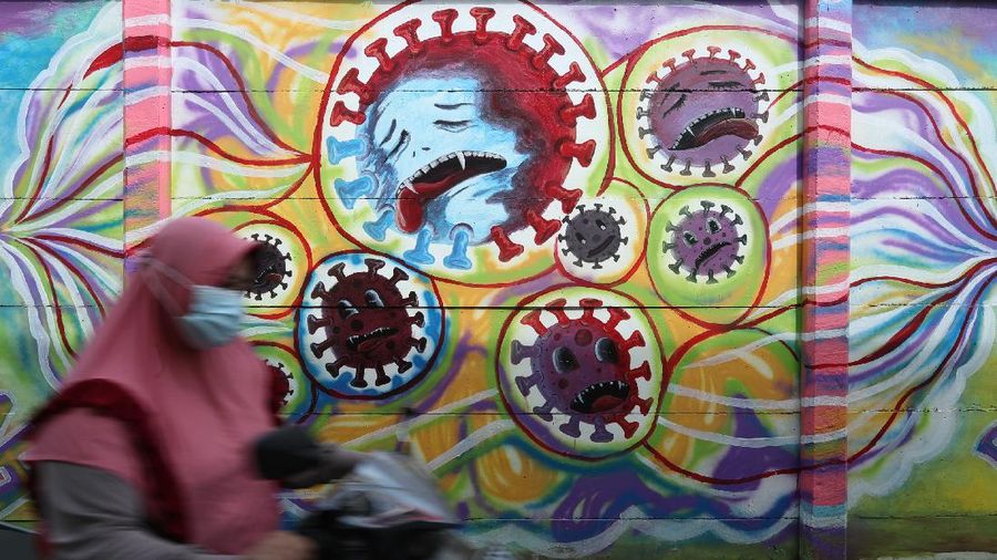 Mural Covid-19 di Tengah PPKM Mikro (CNBC Indonesia/ Tri Susilo)