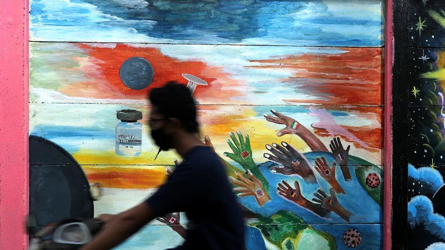 Mural Covid-19 di Tengah PPKM Mikro (CNBC Indonesia/ Tri Susilo)