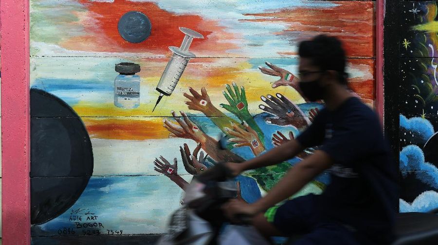 Mural Covid-19 di Tengah PPKM Mikro (CNBC Indonesia/ Tri Susilo)
