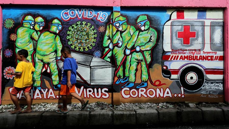Mural Covid-19 di Tengah PPKM Mikro (CNBC Indonesia/ Tri Susilo)