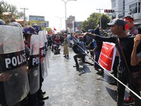 Myanmar Makin Panas, Ratusan Pendemo 'Serbu' Kedubes China