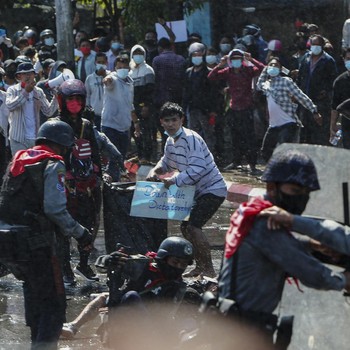 Memanas Lagi! Polisi Pukul Mundur Demonstran Myanmar