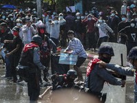 Demo Myanmar Memanas, Polisi Tembak Kepala Demonstran