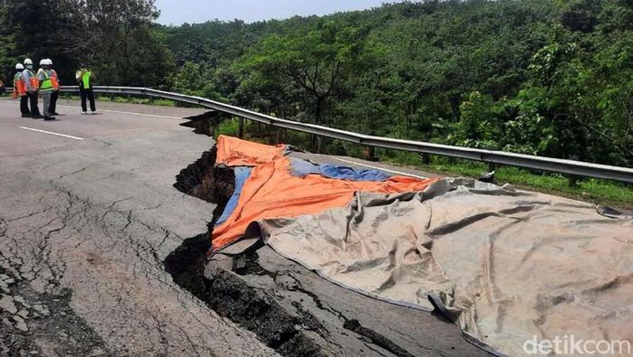 Tol Cipali Amblas (Dian Firmansyah - detikNews)