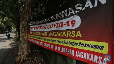 Warga melintas di wilayah Zona Merah di Kawasan Jagakarsa, Jakarta Selatan, Selasa (9/2/2021). Aturan mengenai PPKM Mikro yang berlaku mulai 9 Februari 2021 telah diterbitkan lewat Inmendagri 3 Tahun 2021. (CNBC Indonesia/Andrean) Warga melintas di wilayah Zona Merah di Kawasan Jagakarsa, Jakarta Selatan, Selasa (9/2/2021). Aturan mengenai PPKM Mikro yang berlaku mulai 9 Februari 2021 telah diterbitkan lewat Inmendagri 3 Tahun 2021. (CNBC Indonesia/Andrean Kristianto)