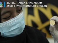 Ibu-ibu, Harga Emas Antam Jauhi Level Termurah 6 Bulan