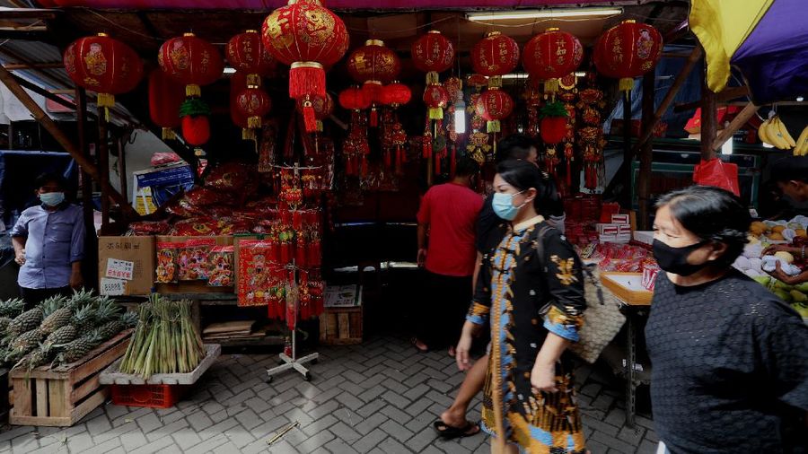 Menjelang perayaan Imlek sejumlah pedagang angpao dan pernak pernik imlek mulai memenuhi kawasan Pasar Lama, Kota Tangerang, Pasar Lama, Rabu (10/2/2021). (CNBC Indonesia/Tri Susilo)
