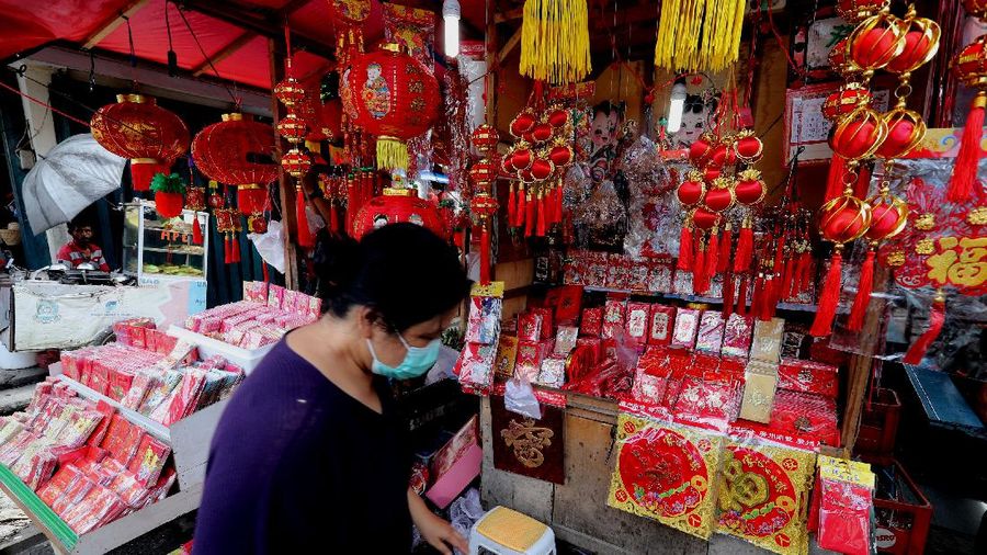 Menjelang perayaan Imlek sejumlah pedagang angpao dan pernak pernik imlek mulai memenuhi kawasan Pasar Lama, Kota Tangerang, Pasar Lama, Rabu (10/2/2021). (CNBC Indonesia/Tri Susilo)