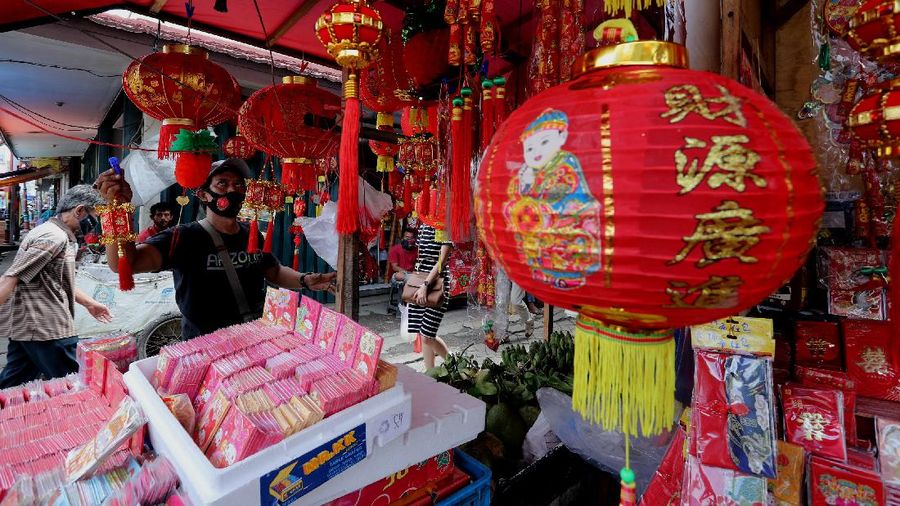Menjelang perayaan Imlek sejumlah pedagang angpao dan pernak pernik imlek mulai memenuhi kawasan Pasar Lama, Kota Tangerang, Pasar Lama, Rabu (10/2/2021). (CNBC Indonesia/Tri Susilo)