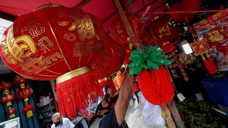 Menjelang perayaan Imlek sejumlah pedagang angpao dan pernak pernik imlek mulai memenuhi kawasan Pasar Lama, Kota Tangerang, Pasar Lama, Rabu (10/2/2021). (CNBC Indonesia/Tri Susilo)