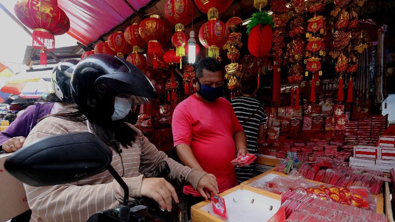 Menjelang perayaan Imlek sejumlah pedagang angpao dan pernak pernik imlek mulai memenuhi kawasan Pasar Lama, Kota Tangerang, Pasar Lama, Rabu (10/2/2021). (CNBC Indonesia/Tri Susilo)