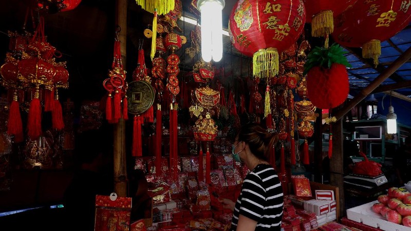 Menjelang perayaan Imlek sejumlah pedagang angpao dan pernak pernik imlek mulai memenuhi kawasan Pasar Lama, Kota Tangerang, Pasar Lama, Rabu (10/2/2021). (CNBC Indonesia/Tri Susilo)
