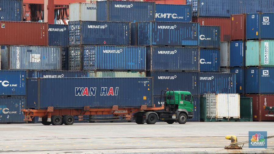 Suasana aktivitas bongkar muat peti kemas di Pelabuhan Tanjung Priok, Jakarta, Rabu (10/2/2021). (CNBC Indonesia/Andrean Kristianto)