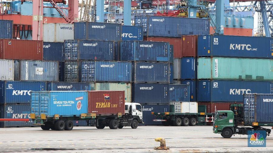 Suasana aktivitas bongkar muat peti kemas di Pelabuhan Tanjung Priok, Jakarta, Rabu (10/2/2021). (CNBC Indonesia/Andrean Kristianto)