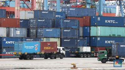 Suasana aktivitas bongkar muat peti kemas di Pelabuhan Tanjung Priok, Jakarta, Rabu (10/2/2021). (CNBC Indonesia/Andrean Kristianto) Suasana aktivitas bongkar muat peti kemas di Pelabuhan Tanjung Priok, Jakarta, Rabu (10/2/2021). (CNBC Indonesia/Andrean Kristianto)