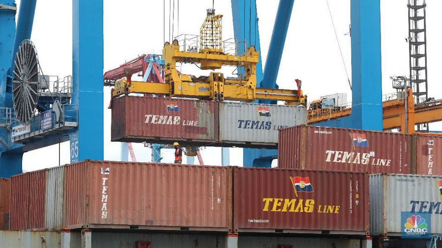 Suasana aktivitas bongkar muat peti kemas di Pelabuhan Tanjung Priok, Jakarta, Rabu (10/2/2021). (CNBC Indonesia/Andrean Kristianto)