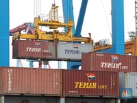 Impor Masih 'Tiarap', Neraca Dagang RI Surplus US$ 1,96 M