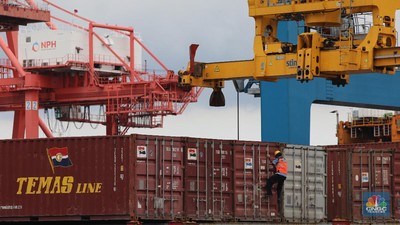 Suasana aktivitas bongkar muat peti kemas di Pelabuhan Tanjung Priok, Jakarta, Rabu (10/2/2021). (CNBC Indonesia/Andrean Kristianto) Suasana aktivitas bongkar muat peti kemas di Pelabuhan Tanjung Priok, Jakarta, Rabu (10/2/2021). (CNBC Indonesia/Andrean Kristianto)