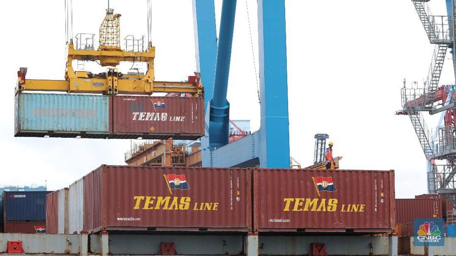 Suasana aktivitas bongkar muat peti kemas di Pelabuhan Tanjung Priok, Jakarta, Rabu (10/2/2021). (CNBC Indonesia/Andrean Kristianto)
