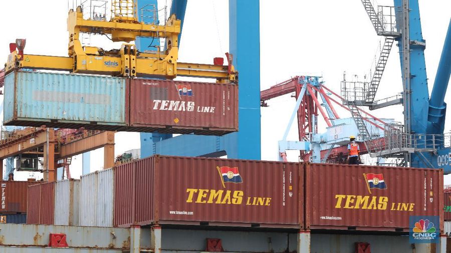 Suasana aktivitas bongkar muat peti kemas di Pelabuhan Tanjung Priok, Jakarta, Rabu (10/2/2021). (CNBC Indonesia/Andrean Kristianto)