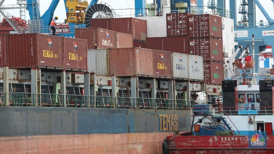 Suasana aktivitas bongkar muat peti kemas di Pelabuhan Tanjung Priok, Jakarta, Rabu (10/2/2021). (CNBC Indonesia/Andrean Kristianto)