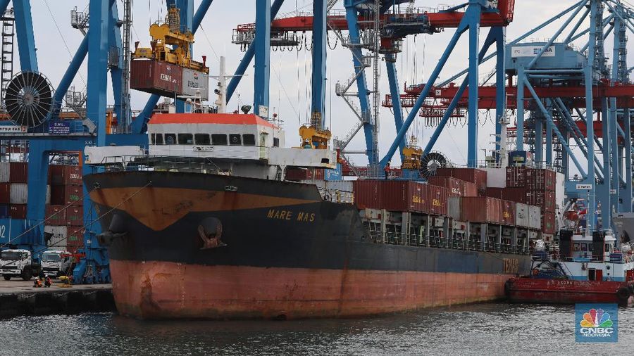 Suasana aktivitas bongkar muat peti kemas di Pelabuhan Tanjung Priok, Jakarta, Rabu (10/2/2021). (CNBC Indonesia/Andrean Kristianto)