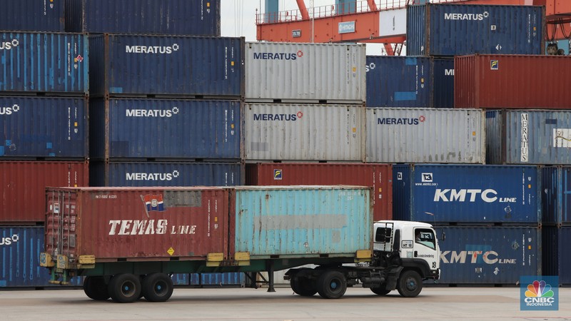 aktivitas bongkar muat di Jakarta International Container Terminal (JICT)
