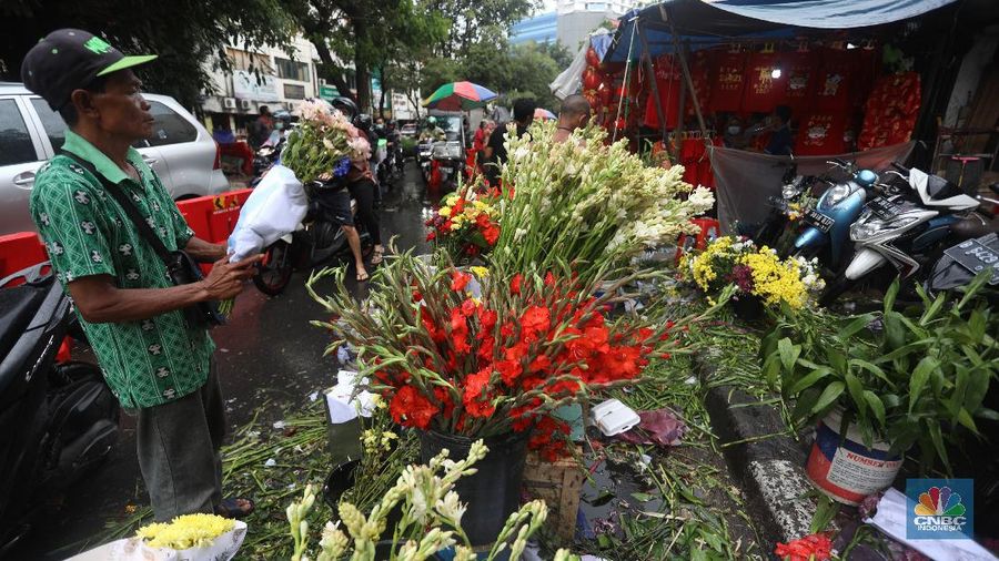 Pedagang menjajakan bunga yang dijual di Pasar Petak Sembilan, Glodok, Jakarta Barat, Kamis (11/2/2021). (CNBC Indonesia/Andrean Kristianto)