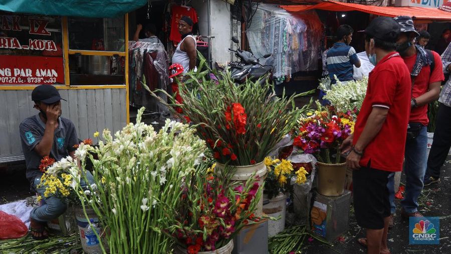 Pedagang menjajakan bunga yang dijual di Pasar Petak Sembilan, Glodok, Jakarta Barat, Kamis (11/2/2021). (CNBC Indonesia/Andrean Kristianto)