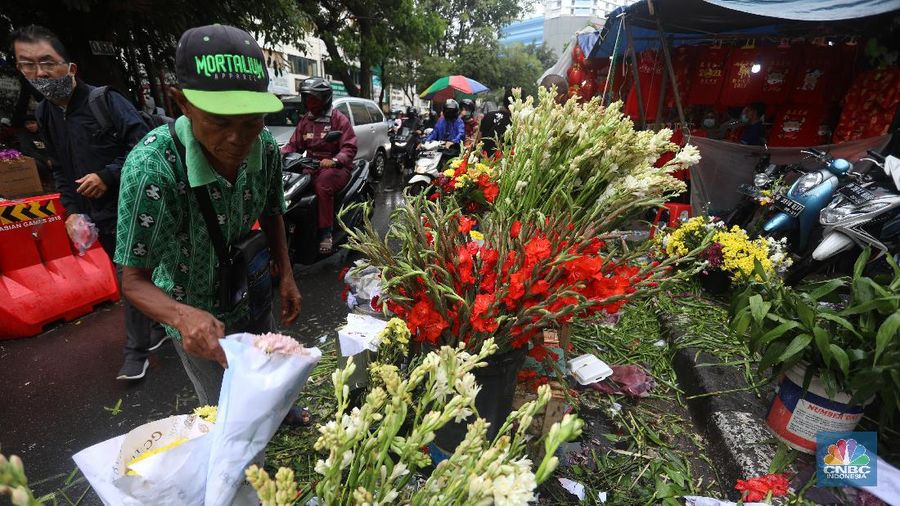 Pedagang menjajakan bunga yang dijual di Pasar Petak Sembilan, Glodok, Jakarta Barat, Kamis (11/2/2021). (CNBC Indonesia/Andrean Kristianto)
