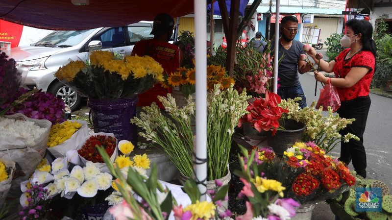 Pedagang menjajakan bunga yang dijual di Pasar Petak Sembilan, Glodok, Jakarta Barat, Kamis (11/2/2021). (CNBC Indonesia/Andrean Kristianto)