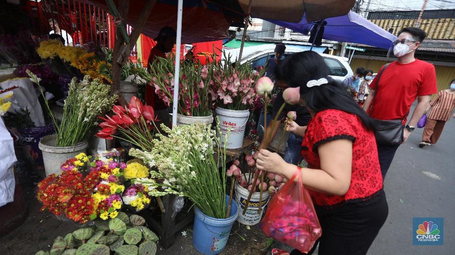 Pedagang menjajakan bunga yang dijual di Pasar Petak Sembilan, Glodok, Jakarta Barat, Kamis (11/2/2021). (CNBC Indonesia/Andrean Kristianto)