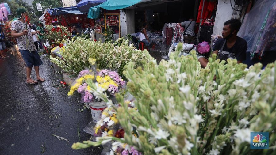 Pedagang menjajakan bunga yang dijual di Pasar Petak Sembilan, Glodok, Jakarta Barat, Kamis (11/2/2021). (CNBC Indonesia/Andrean Kristianto)