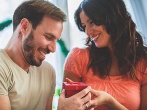 Tak Hanya Bunga, Ini 8 Ide Kado Valentine untuk Pacar yang Romantis